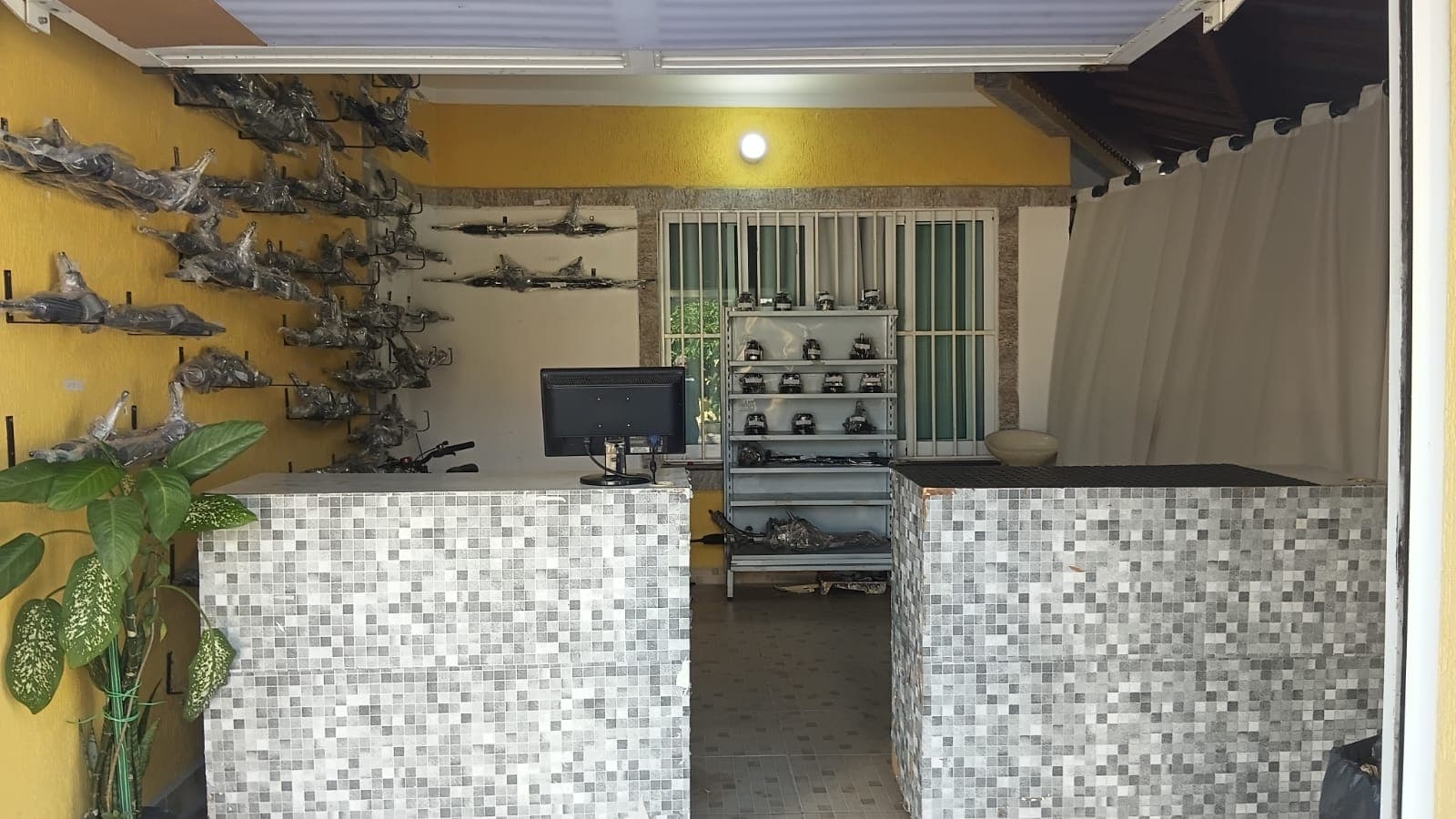 Loja da Caixa de Direção do Gal em Praia Grande, com a parede cheia de caixas de direção remanufaturadas